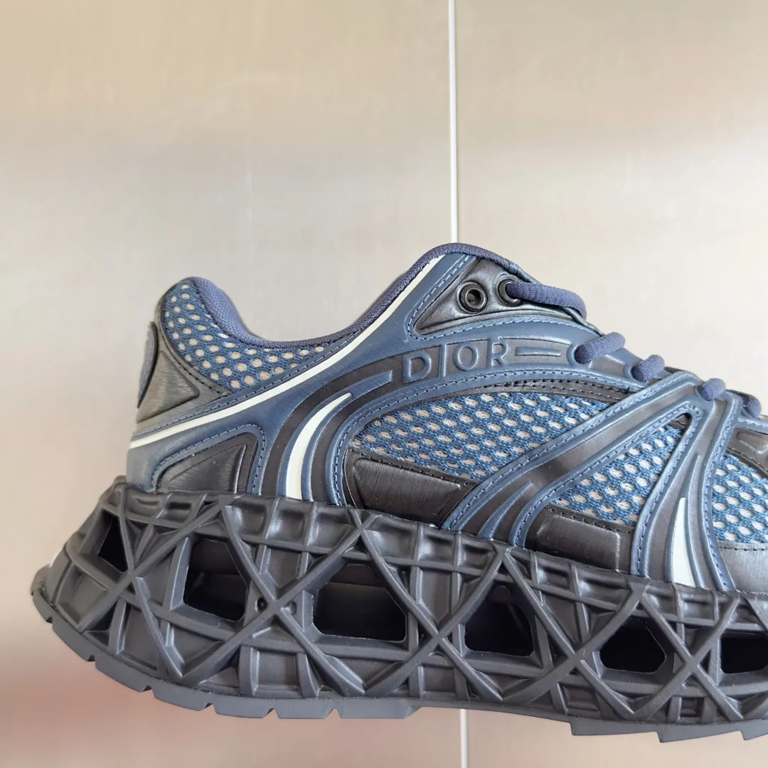 【DIOR】P:800💰 Men's 39-44. (Male 45.46 custom-made) Dior kawa Dior joint 2025ss casual sports shoes‼ ️ Reinterpret running shoes with dior’s haute couture style. b35 is made of fine-textured leather and mesh fabric materials. It can be worn in all seasons, is comfortable and breathable, and has many lines on the shoe body to outline details. It has a full retro three-dimensional feel and can create a casual look all year round!